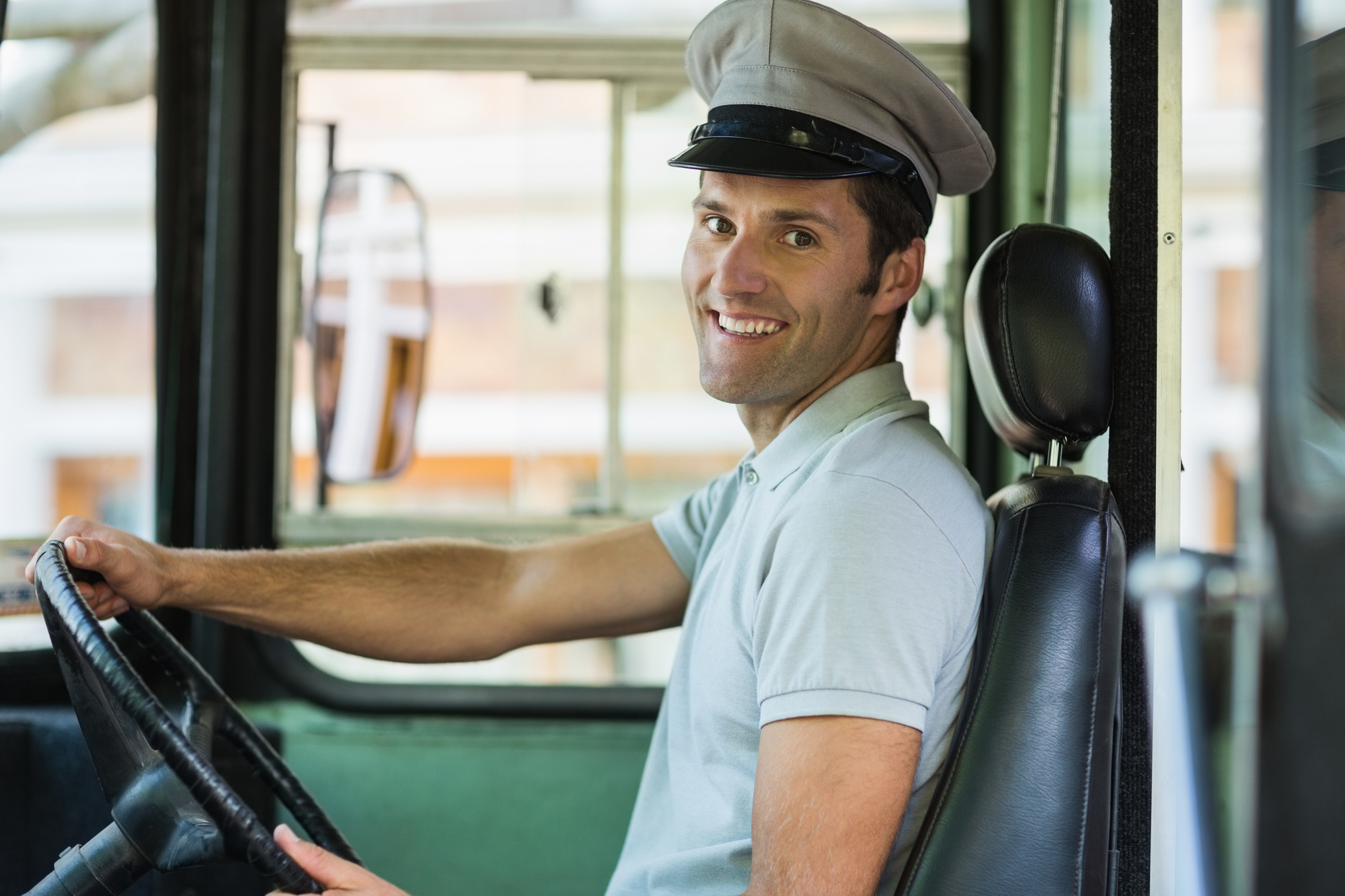 シェルリムラR6LMをご満足しているバス運転手のイメージ図です。